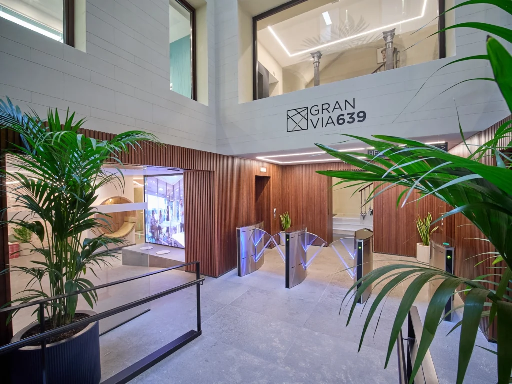 A professional and welcoming reception area in an upscale Barcelona coworking space, featuring modern design and a sophisticated atmosphere.