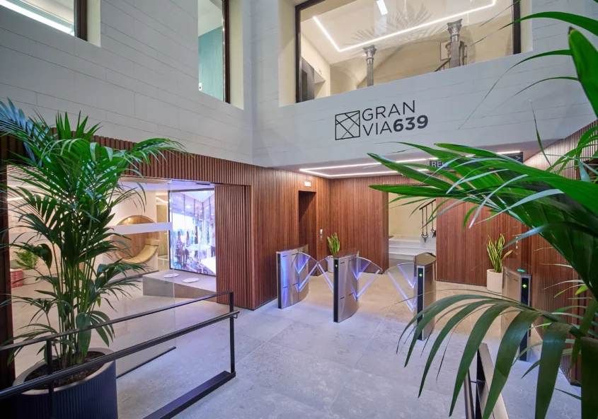 A professional and welcoming reception area in an upscale Barcelona coworking space, featuring modern design and a sophisticated atmosphere.