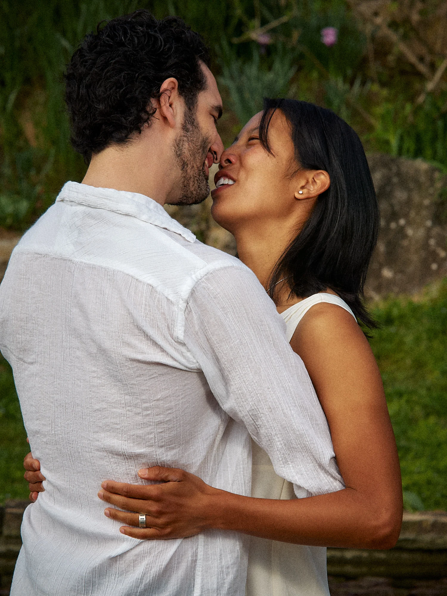 Rod and Vanessa kissing in the Montjuïc gardens after exchanging vows